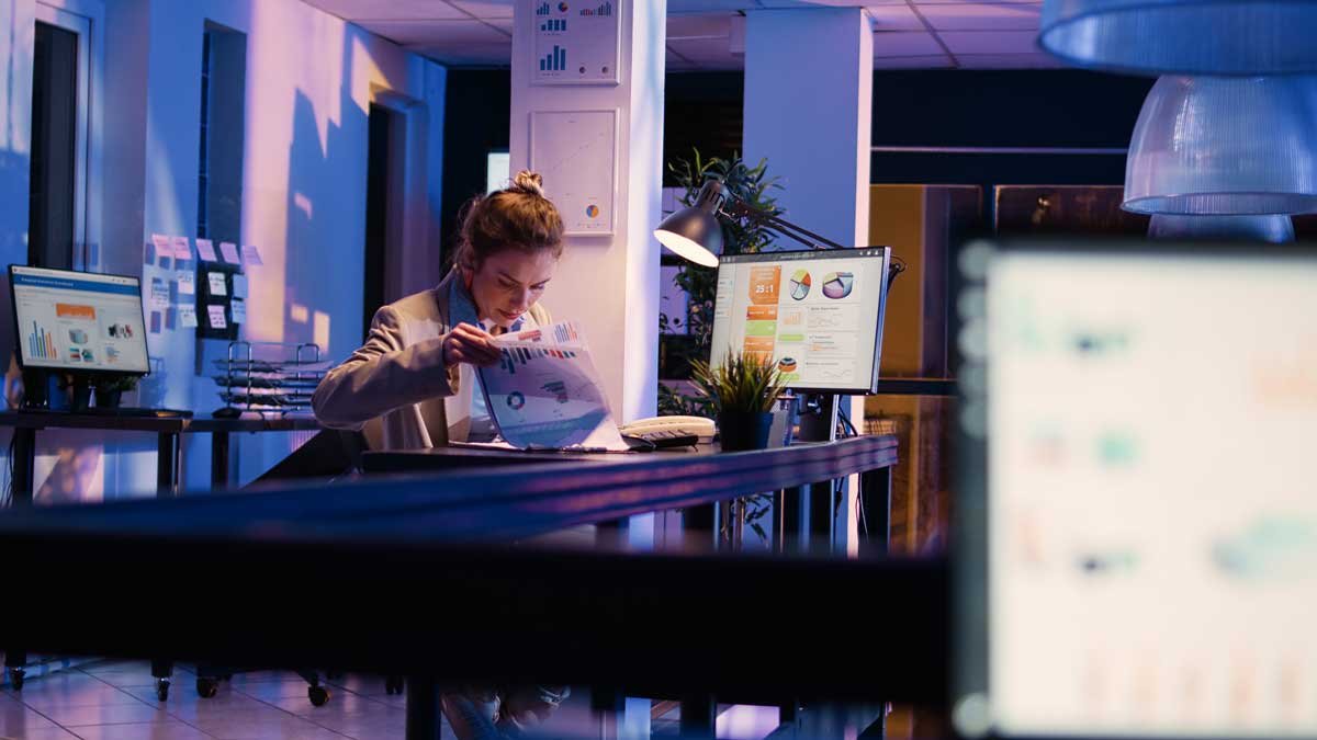 Digitalizzazione per PMI 4 Analisi dei competitors Marketer che analizza i dati dei concorrenti