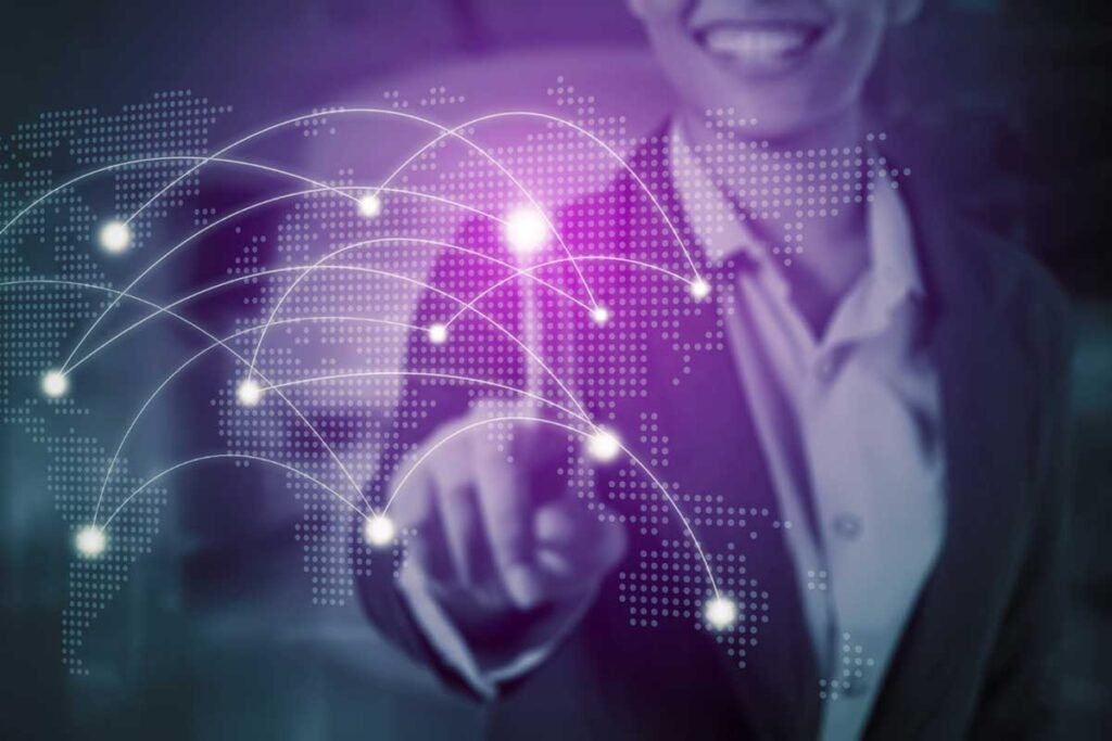 Le strategie di marketing, 5 tendenze da non perdere 11 Integrazione e-commerce - donna che digita su lavagna trasparente digitale