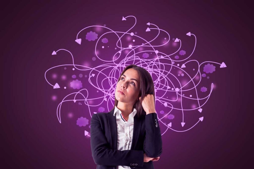 Le strategie di marketing, 5 tendenze da non perdere 10 Idea differenziante, ragazza che pensa con sfondo viola