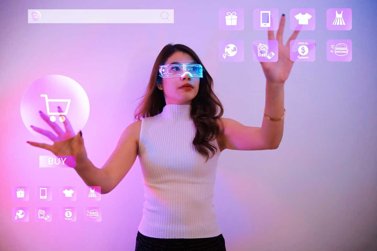 Le strategie di marketing, 5 tendenze da non perdere 3 Strategie di Marketing per il 2024 donna che digita su un display trasparente