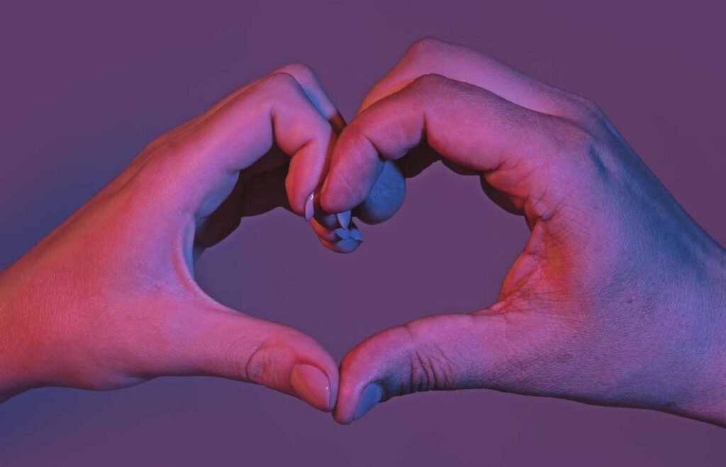 Connessione Digitale mani che formano un cuore