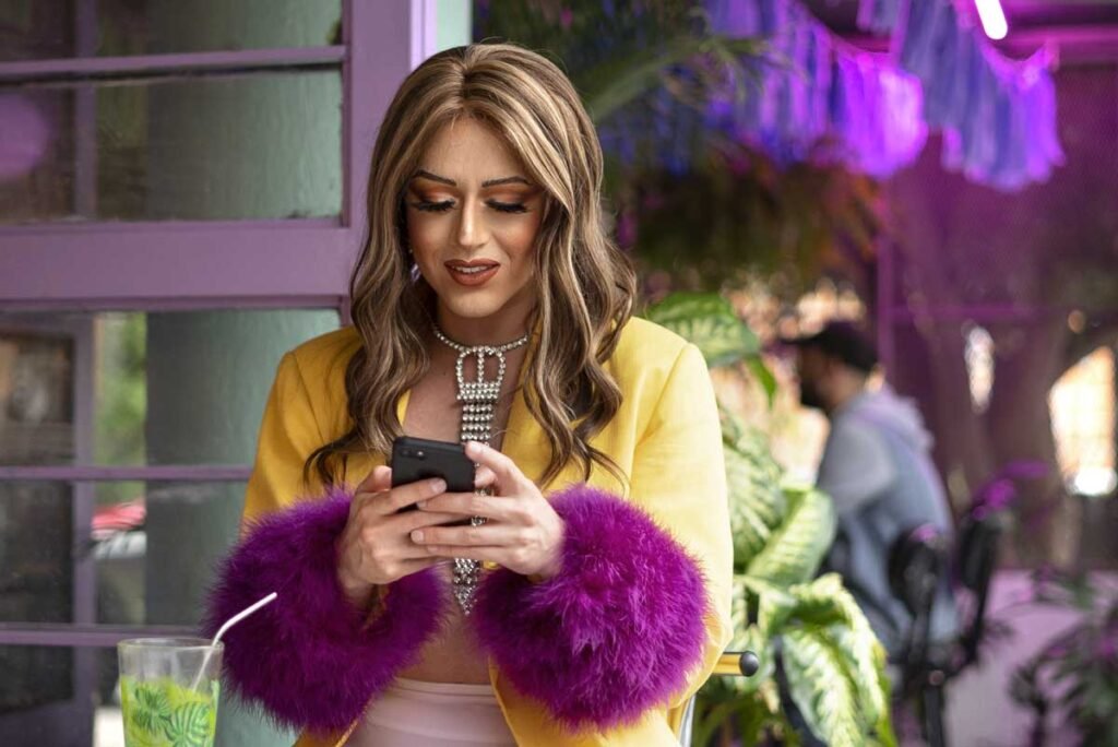 Connessione Digitale ragazza con il suo smartphone