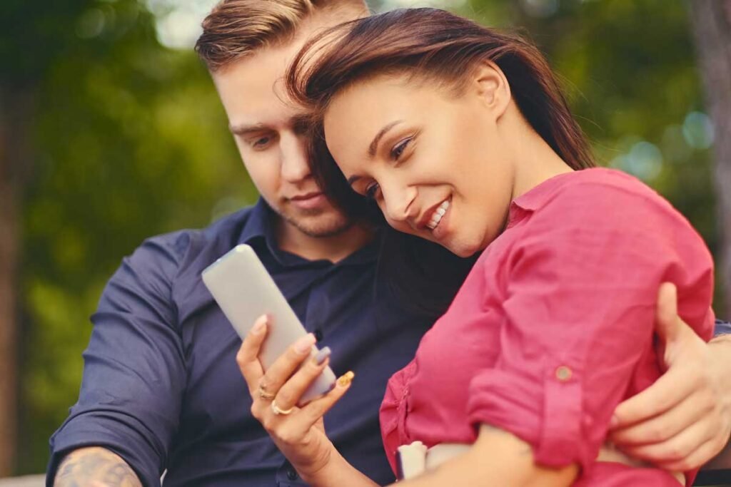 Connessione Digitale tra due fidanzati che guardano il loro smartphone