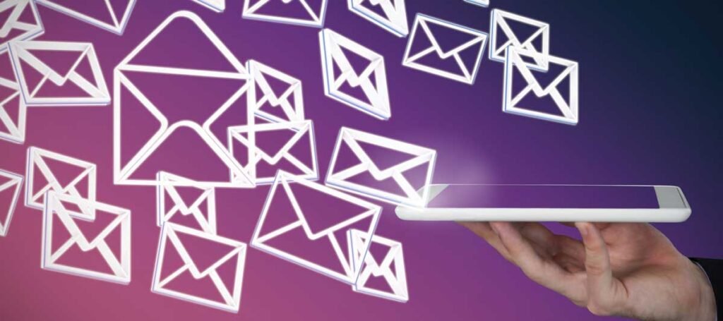 Email Marketing - Mano che sorregge un cellulare con sfondo icone e-mail
