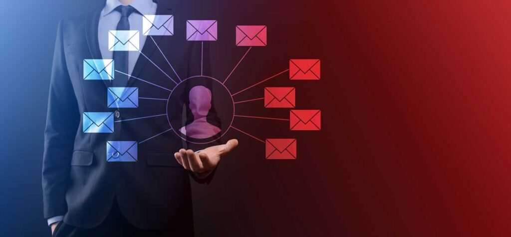 Amore e Connessione Digitale 9 Email Marketing efficace - uomo che sorregge con una mano 12 icone e-mail