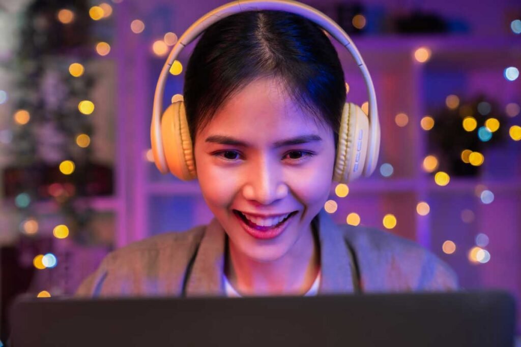 Amore e Connessione Digitale 13 Eventi Online - Ragazza sorridente davanti al computer