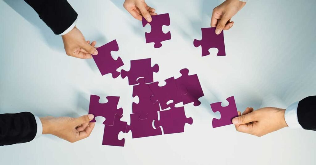 Partnership e Collaborazioni Strategiche - Mani che compongono un puzzle