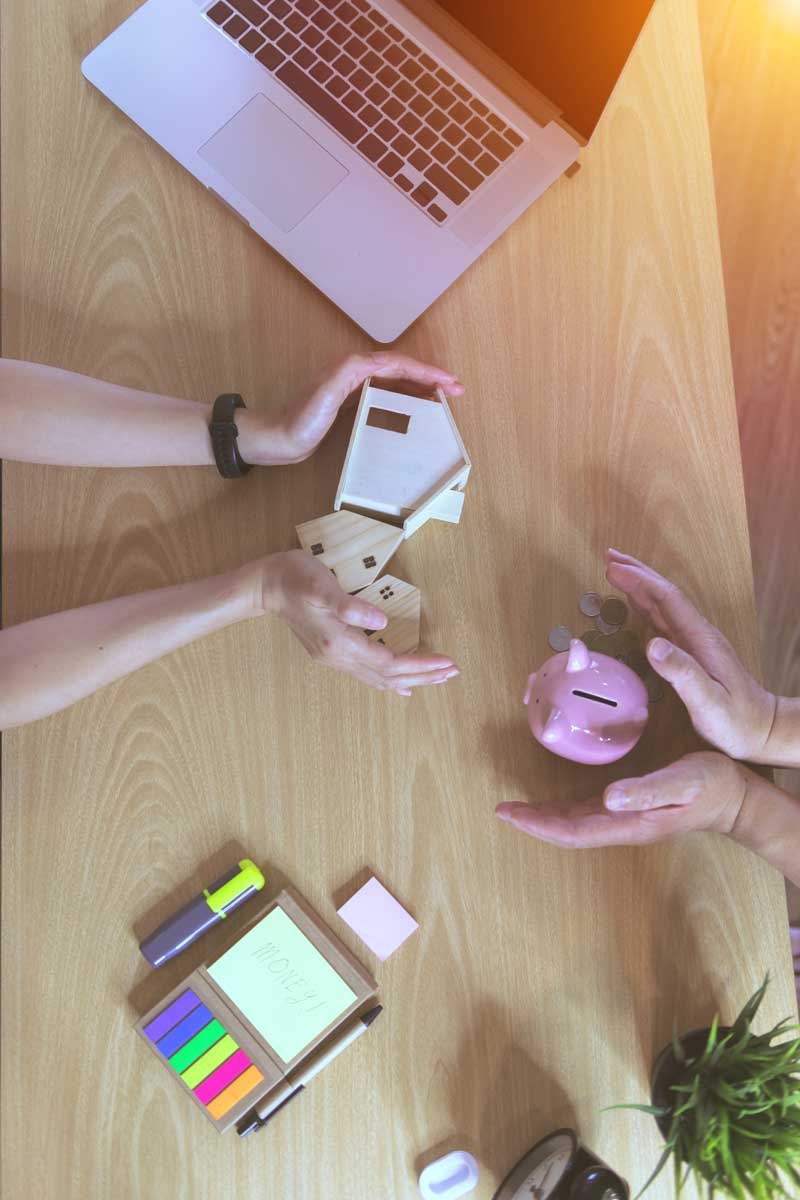 Le Partnership nel Marketing Digitale 10 Partnership e Collaborazioni Strategiche - mani che offrono dei vantaggi