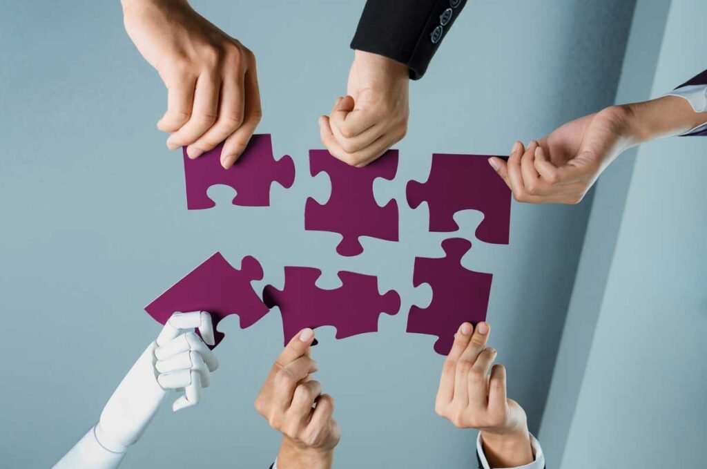 Partnership e Collaborazioni Strategiche - mani che tengono un tassello del puzzle