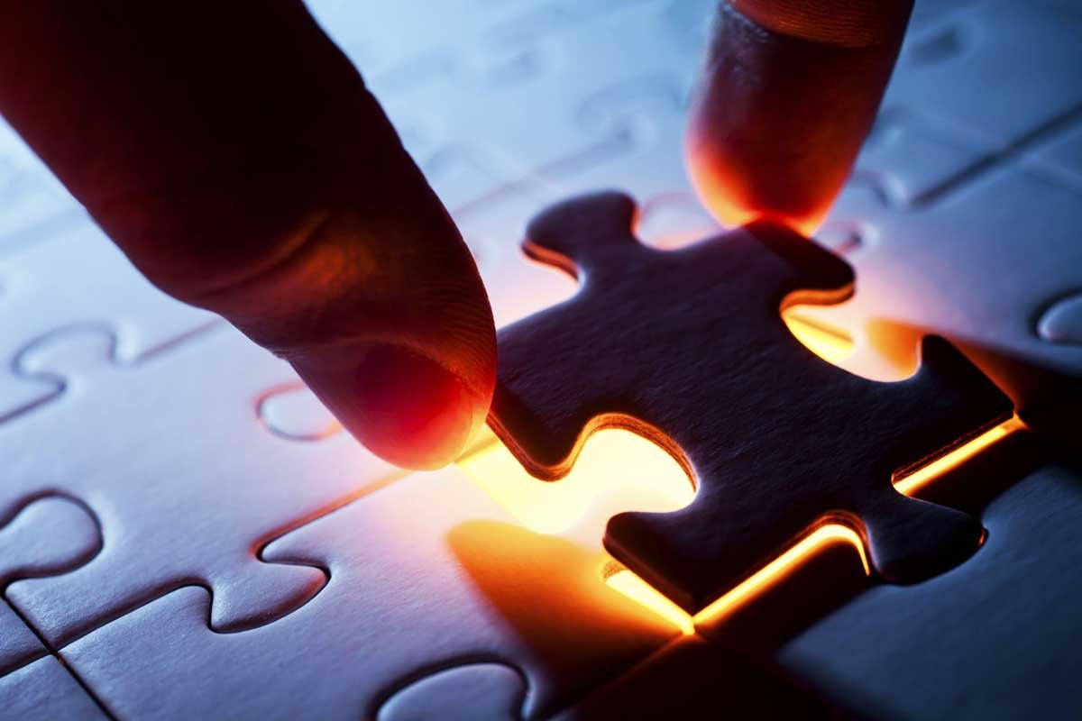 Le Partnership nel Marketing Digitale 12 Partnership e Collaborazioni Strategiche - Mano che inserisce un tassello del puzzle
