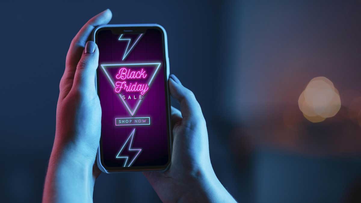Social Media Marketing mano che tiene un cellulare