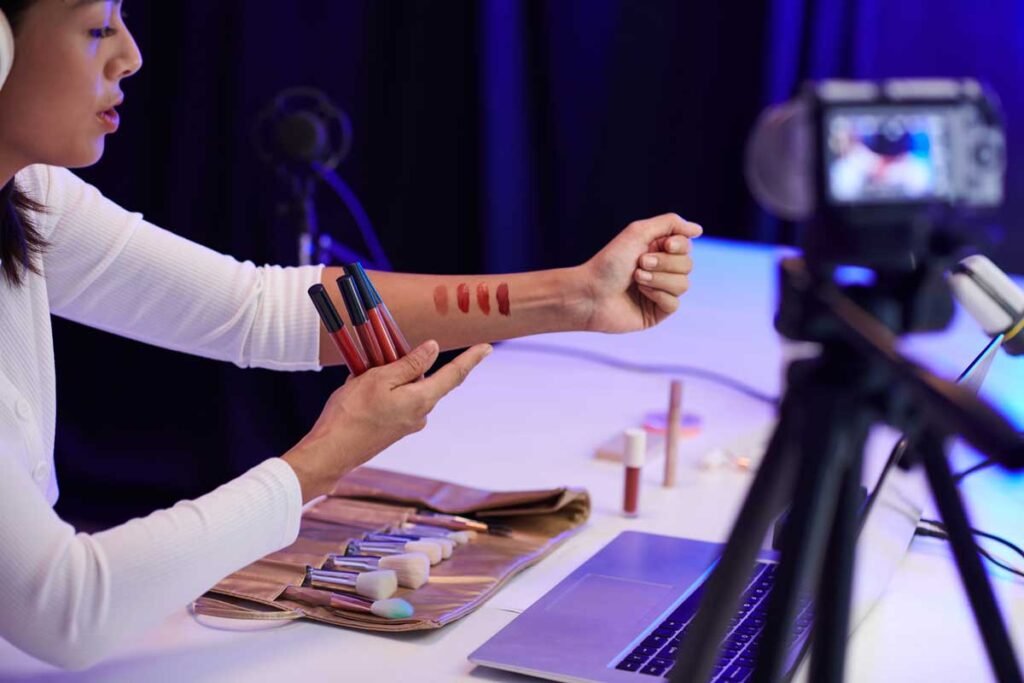 video marketing - donna che prova rossetti sul braccio davanti alla camera