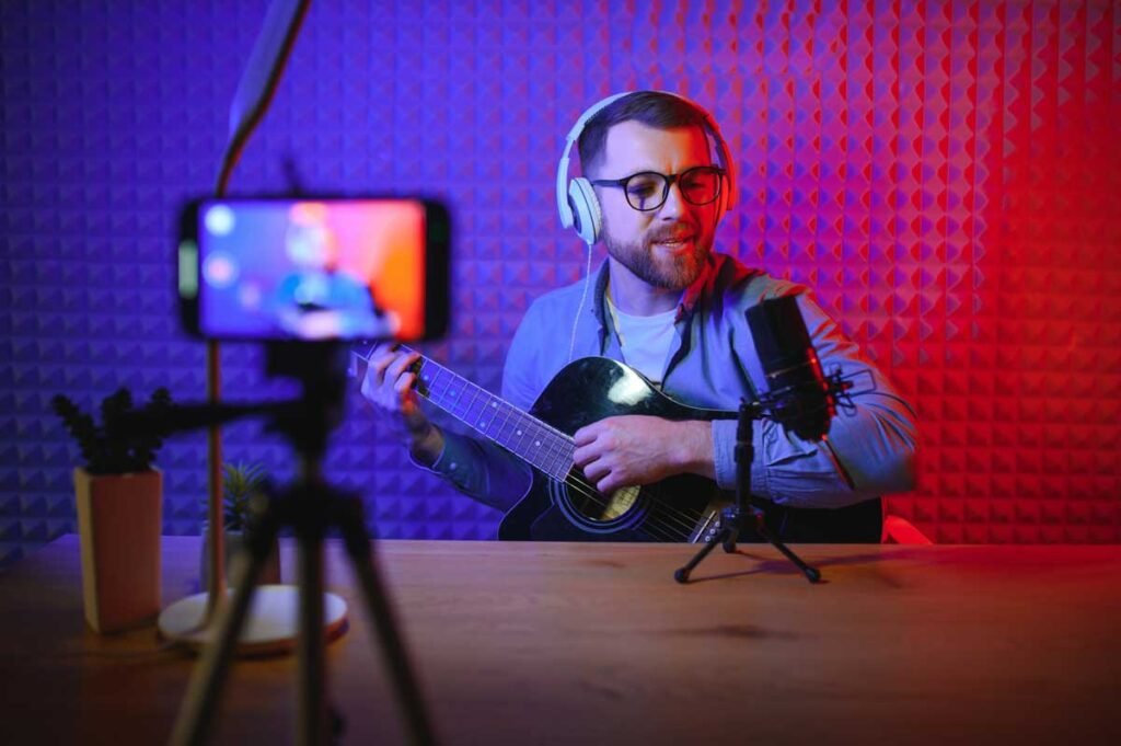 video marketing - uomo che suona la chitarra