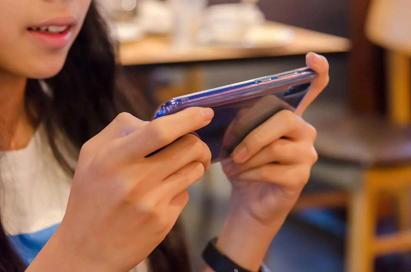 Calendario Editoriale 2025 13 Applicazioni per la Fidelizzazione ragazza con cellulare