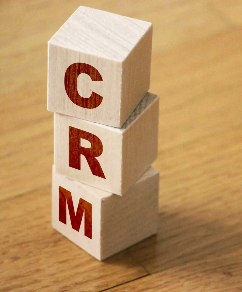 CRM 3 dadi sovrapposti con le lettere CRM