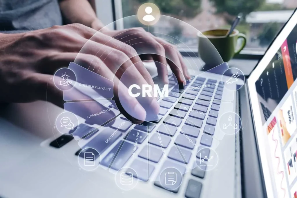 CRM immagine concettuale e un computer portatile come sfondo