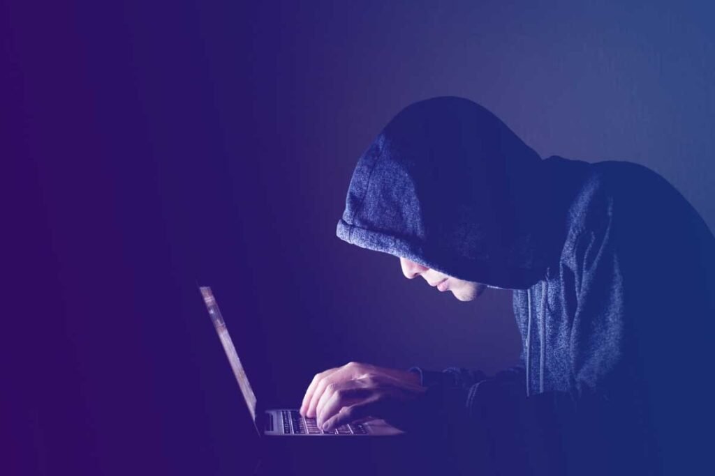 La Sicurezza Informatica - Hacker al computer