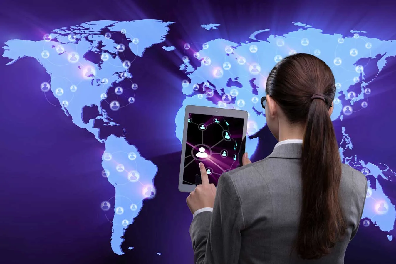 Strategia di marketing internazionale donna con ipad che digita davanti alla cartina del mondo