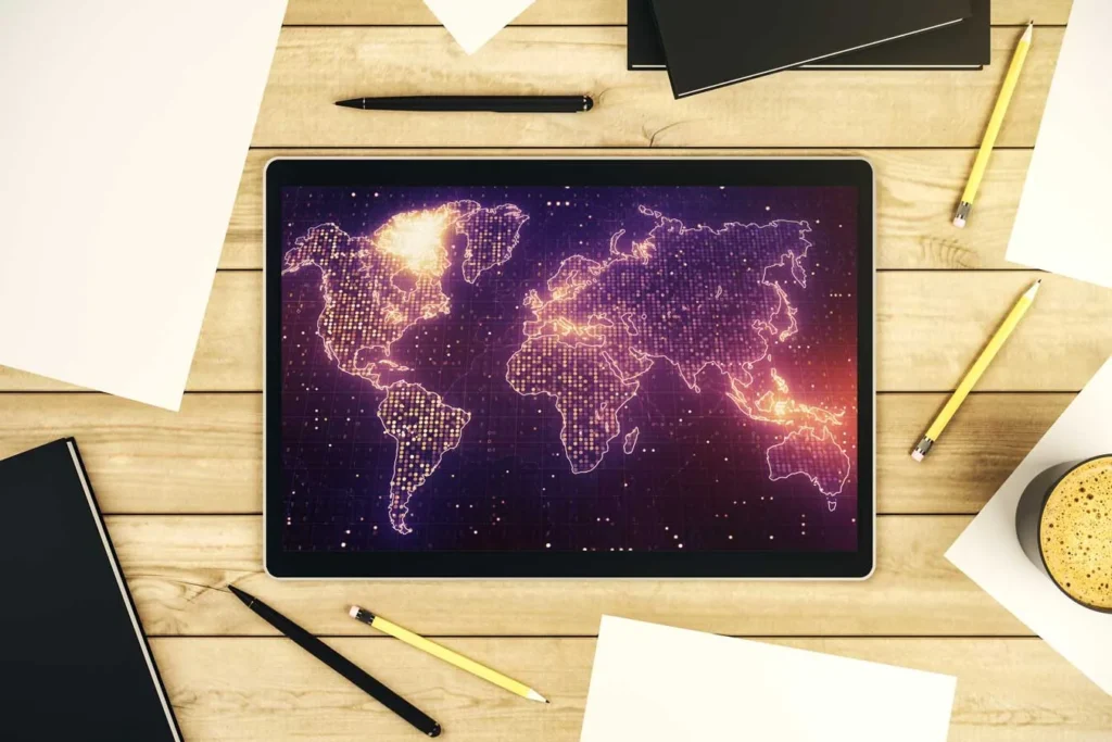 Strategie di marketing internazionale tablet con cartina del mondo luminosa