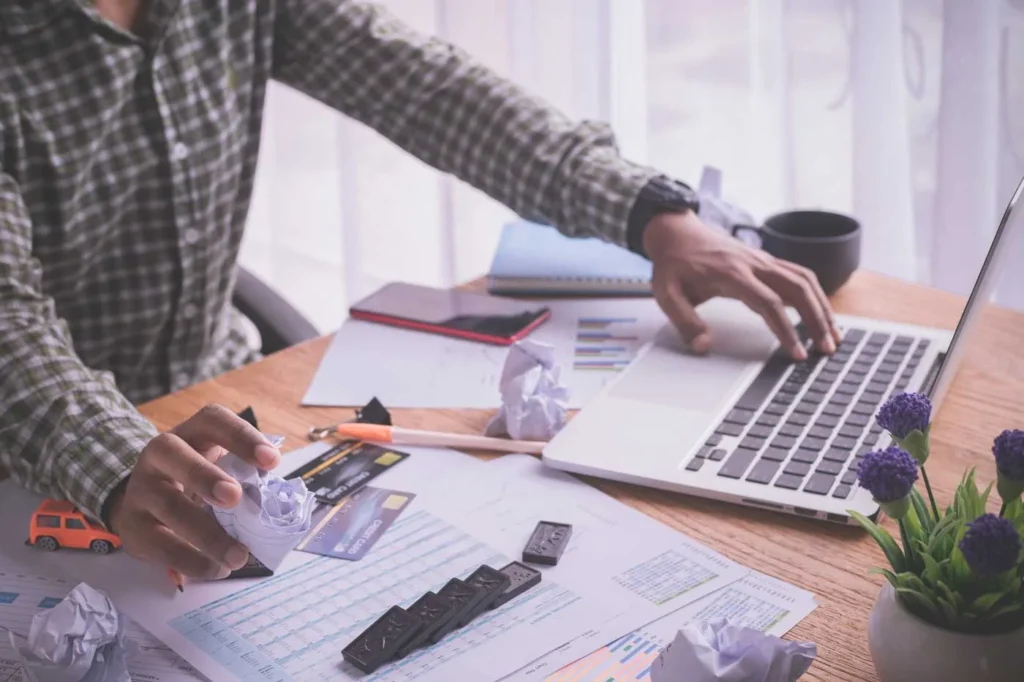 Innovazione e Tecnologia 10 Case Study di Successo nel Marketing Digitale uomo alla scrivania con portatile