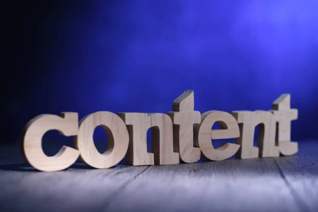 Guida alla creazione di strategie di crescita aziendale per dominare il mercato 11 Content Curation scritta Content in legno