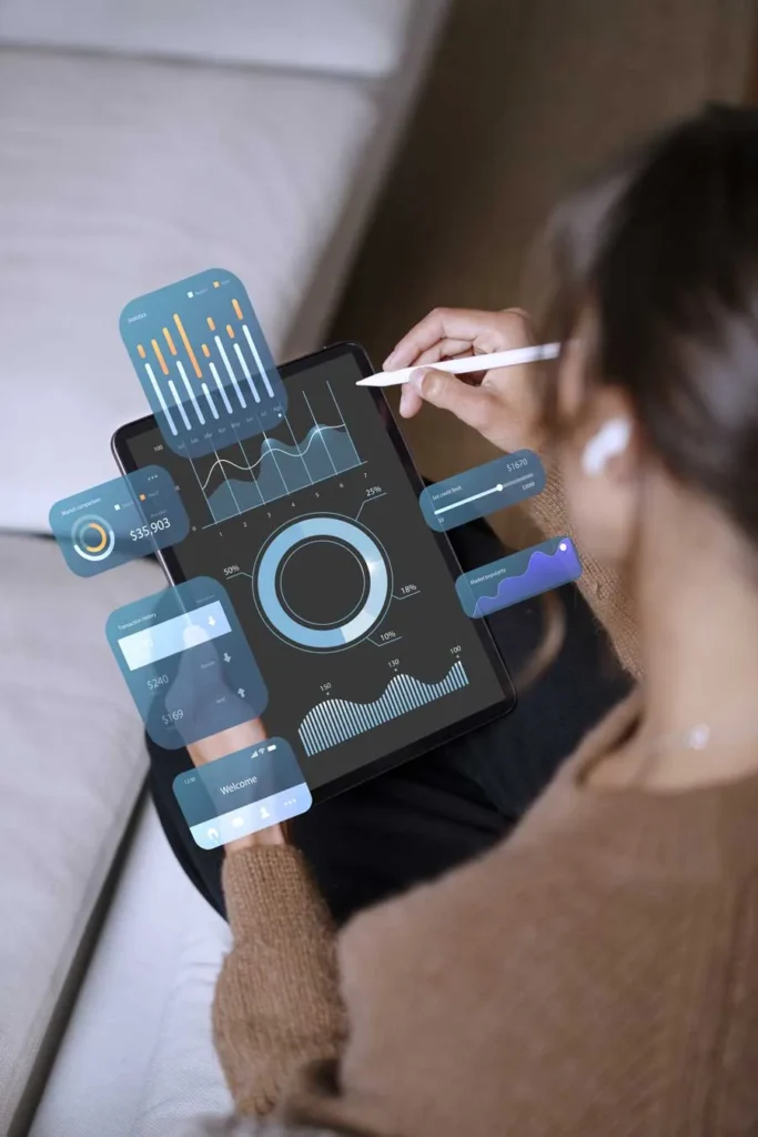 Marketing Automation. Automazione ed efficienza nel Marketing 5 Marketing Automation donna con tablet che scrive con una penna