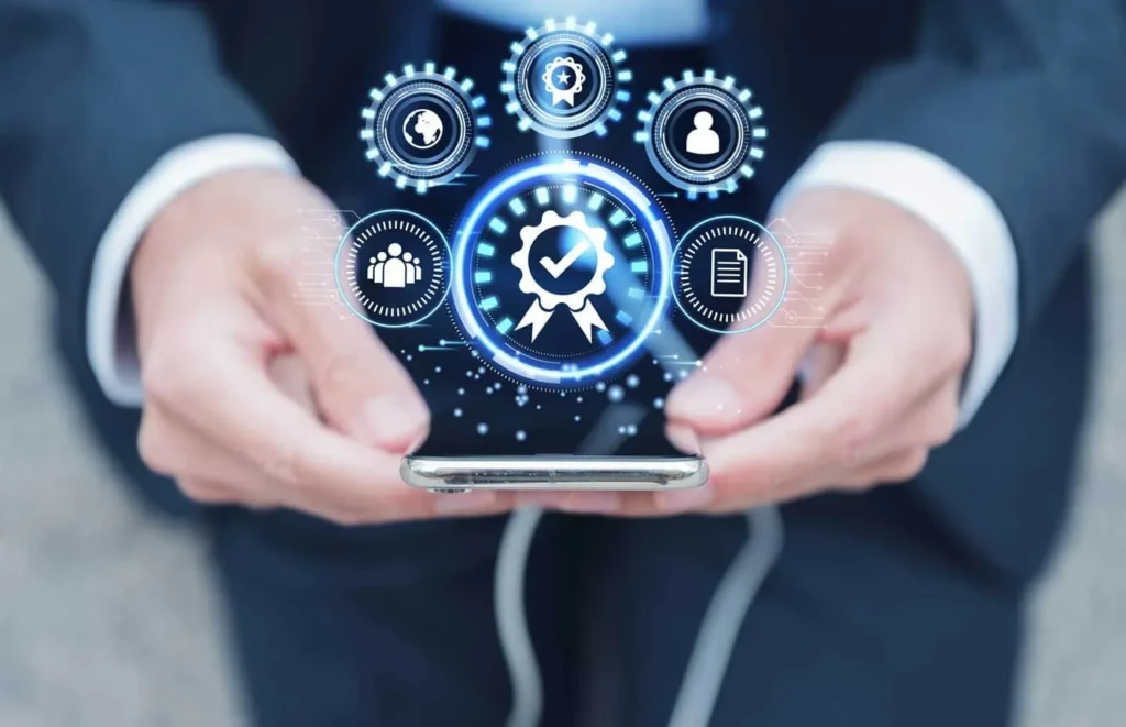 Marketing Automation. Automazione ed efficienza nel Marketing 1 Marketing Automation uomo con cellulare in mano e icone concettuali in sovrimpressione