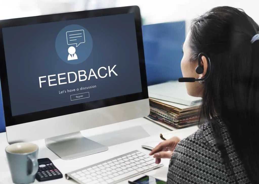 Innovazione e Tecnologia 11 Feedback dei Clienti donna del servizio clienti davanti al suo computer