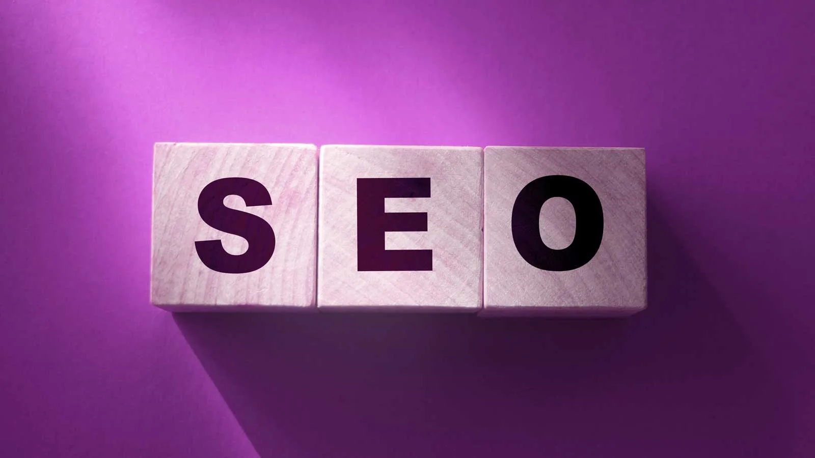 Local SEO tre cubi di legno con una scritta SEO rossa