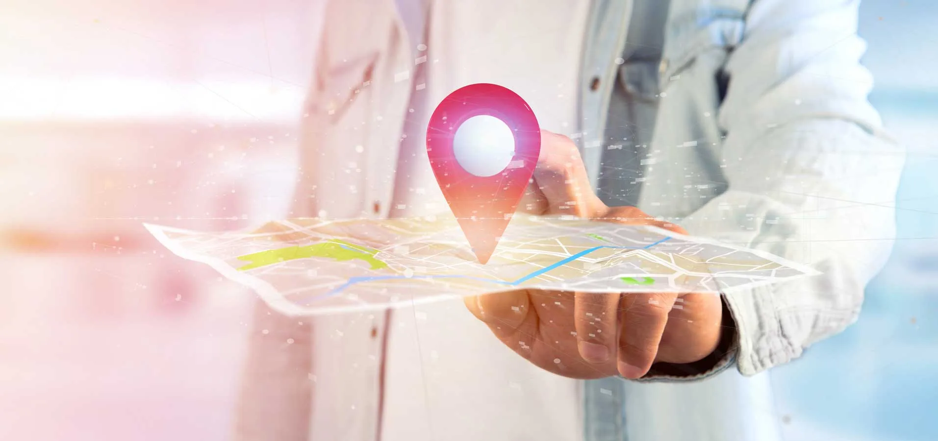 Vacanze con Marketing Efficace 7 Local SEO immagine concettuale di un segnaposto sopra una cartina sorretta da una mano