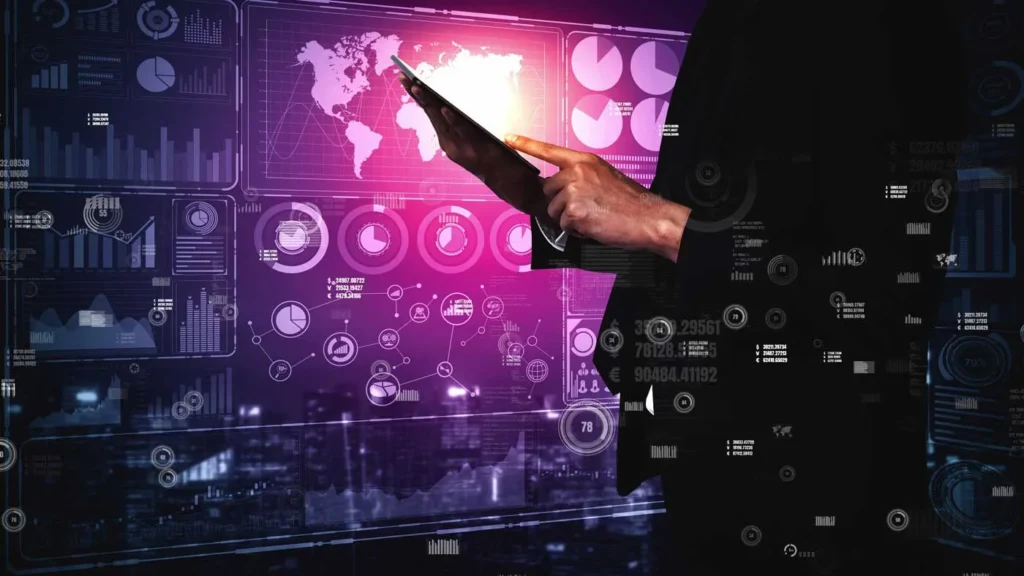 Innovazione e Tecnologia 13 Marketing Multicanale immagine concettuale persona con tablet davanti a uno schermo gigante