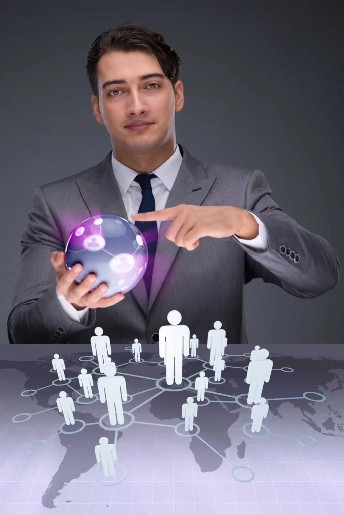 Multichannel Marketing Strategy 2 Marketing Multicanale ragazzo con una sfera in mano