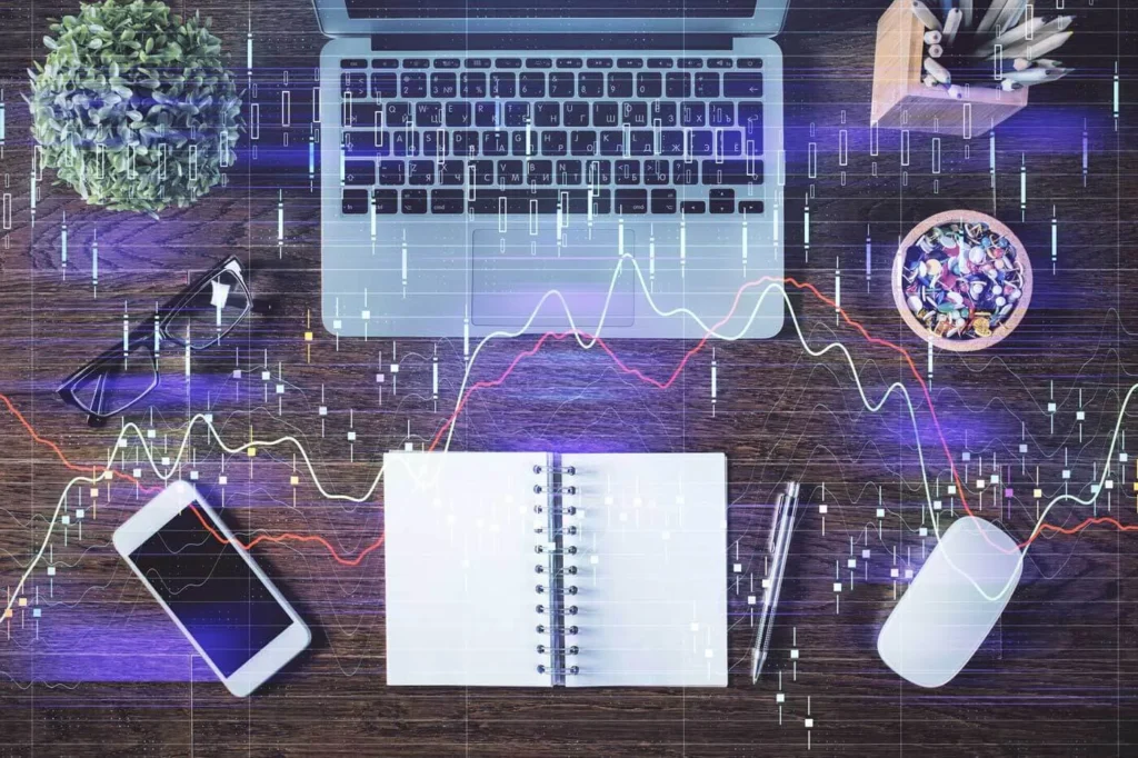 Multichannel Marketing Strategy 4 Marketing Multicanale scrivania con computer portatile