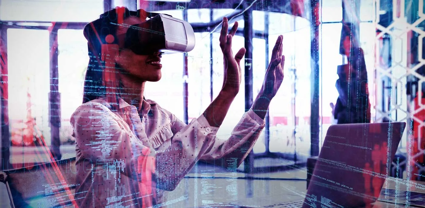 Implementare la Digitalizzazione 11 Realtà Aumentata ragazza di colore con visore che digita su schermo trasparente