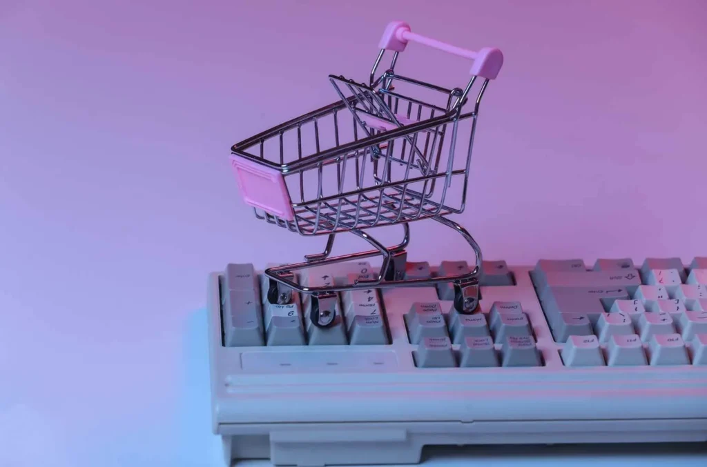 Retail Digitale carrello della spesa e miniatura sopra una tastiera di un computer