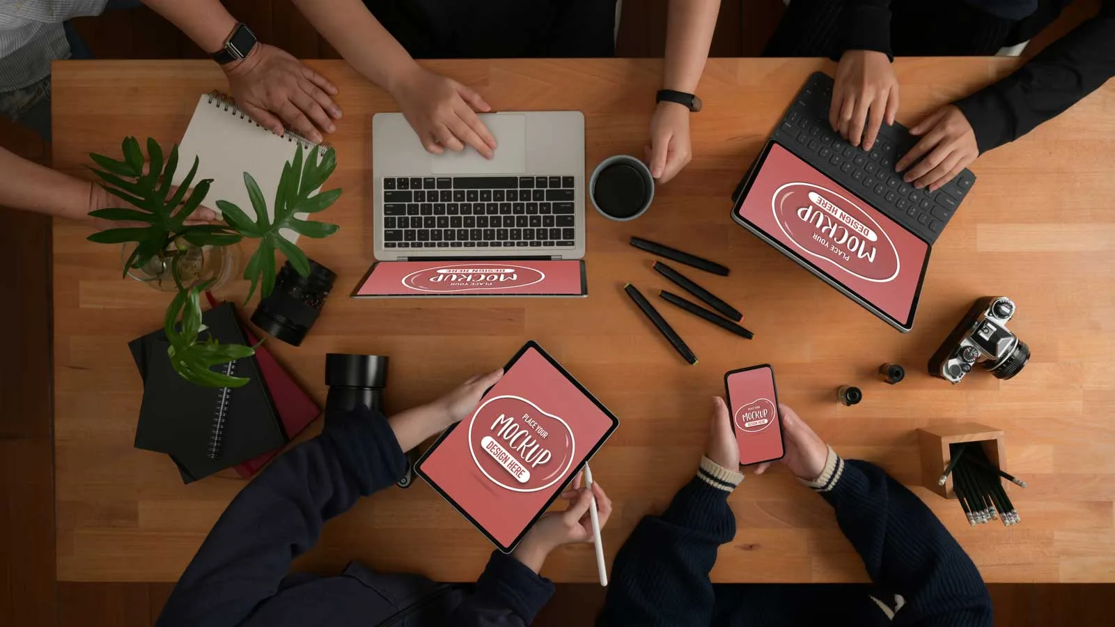 Personalizzazione nel Marketing e Strategie di Marketing gruppo di persone sedute a un tavolo con cellulari e tablet