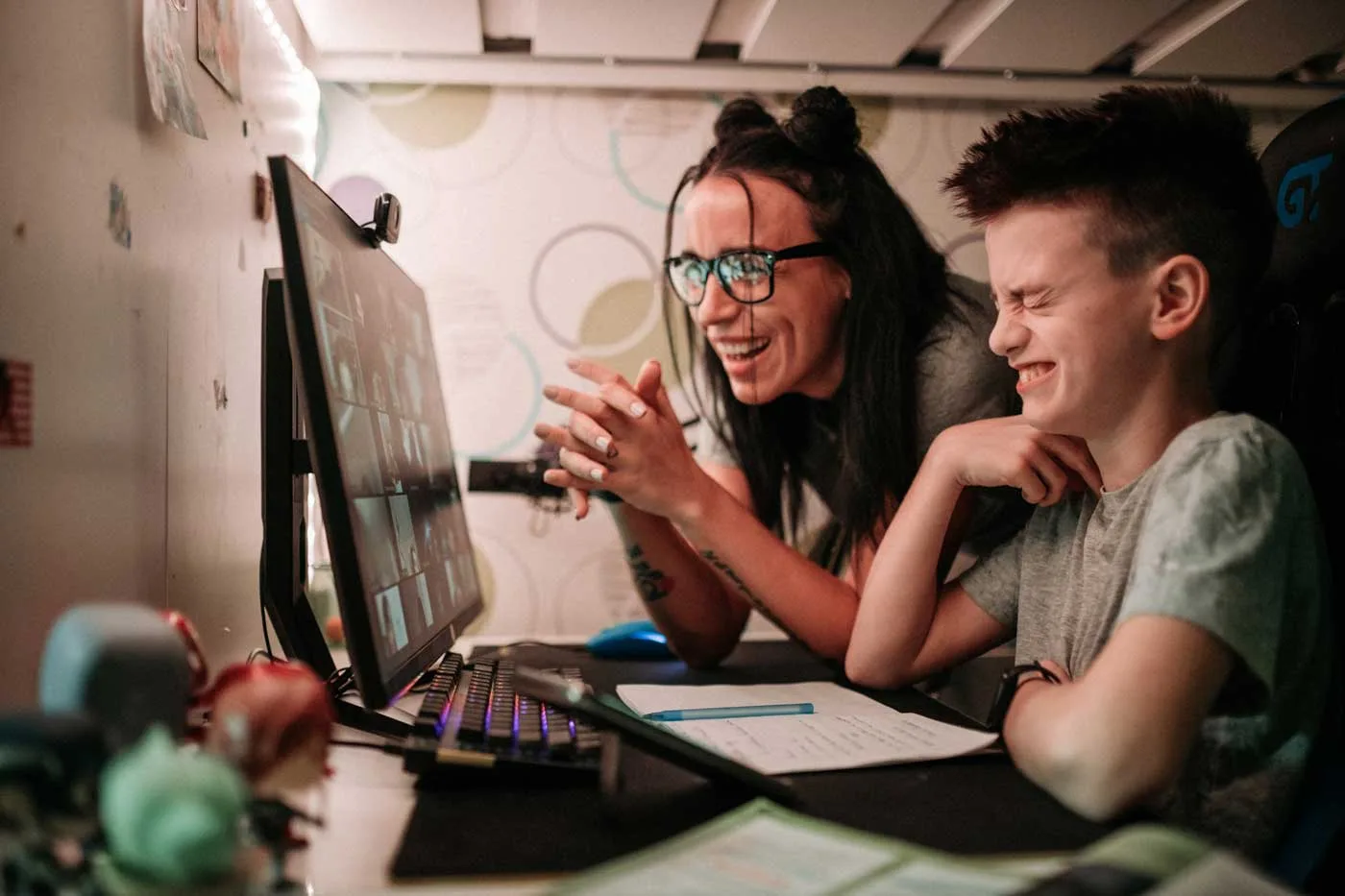 gamification nel marketing due giovani felici davanti al computer