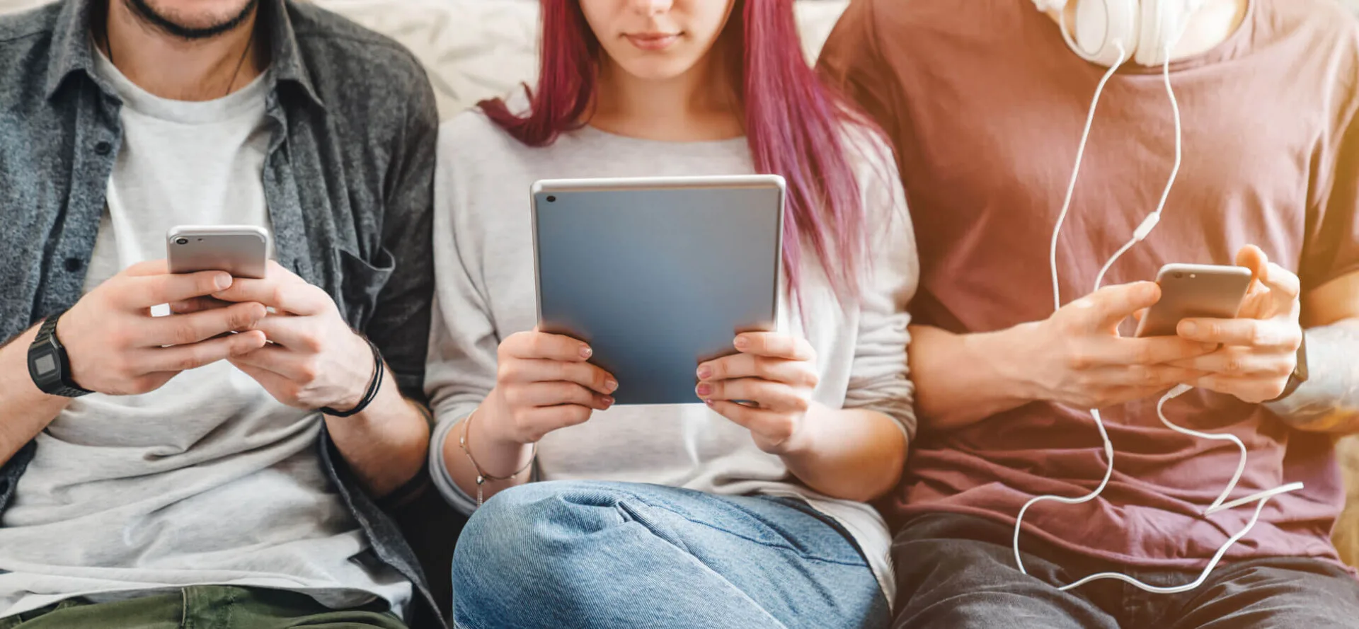 Community online Giovani che guardano il loro tablet
