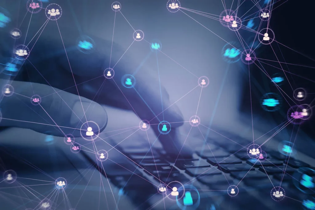 Creare una Community Intorno al Tuo Brand 7 Community online immagine concettuale con icone social