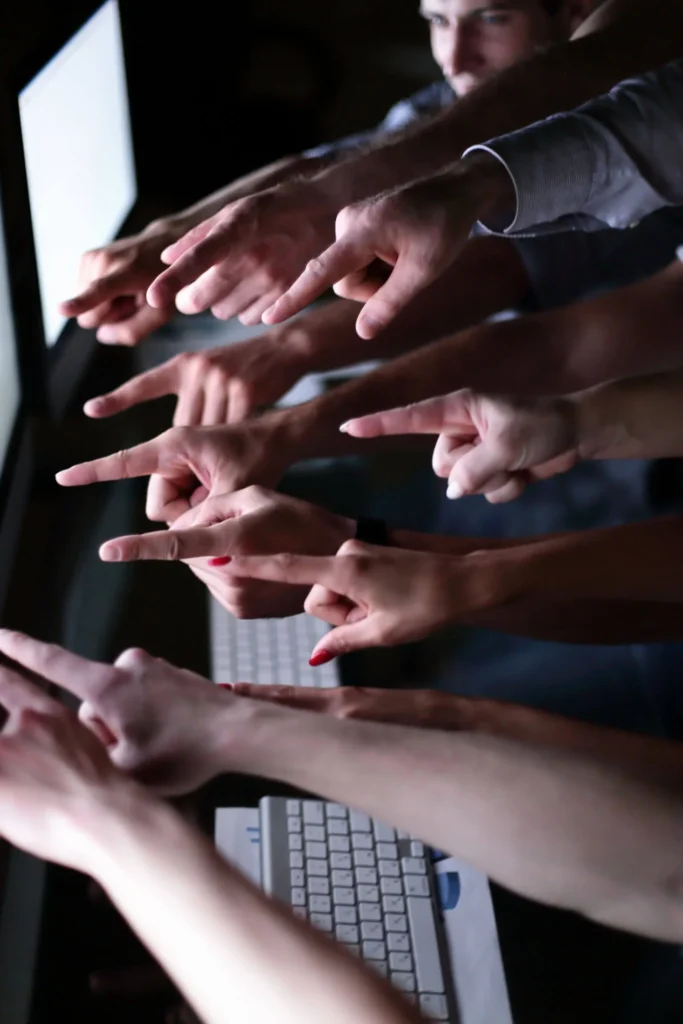 Creare una Community Intorno al Tuo Brand 5 Community online molte mani che indicano un monitor