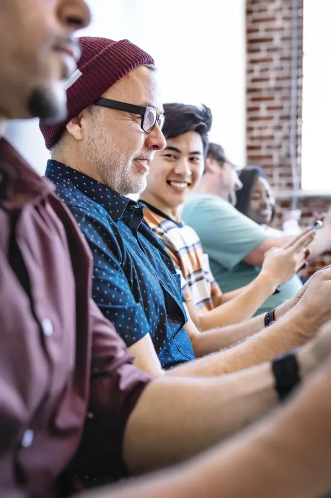 Creare una Community Intorno al Tuo Brand 1 Community online molte persone che guardano il loro smartphone