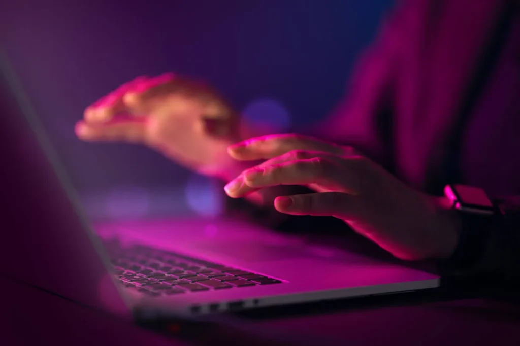 Creare una Community Intorno al Tuo Brand 2 Community online persona davanti al suo computer portatile