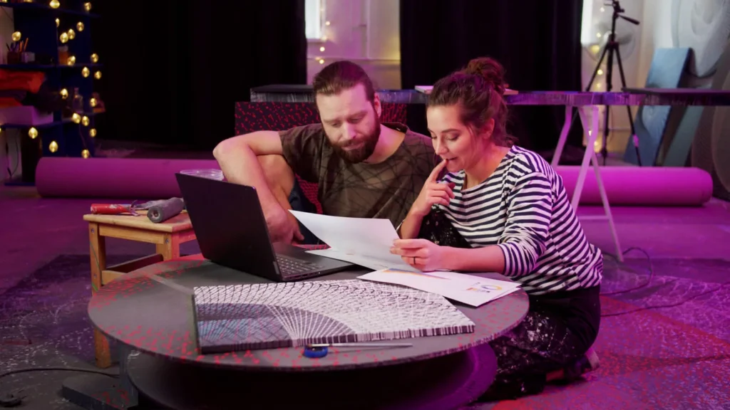 Copywriting. Scrivere per Vendere 4 Copywriting. Scrivere per Vendere due giovani che guardano dei fogli