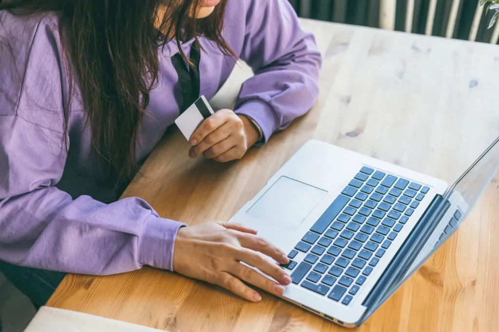 Copywriting. Scrivere per Vendere 1 Copywriting. Scrivere per Vendere ragazza con carta di credito in mano davanti al computer