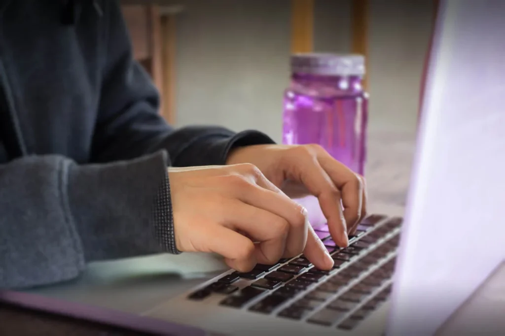 Copywriting. Scrivere per Vendere 3 Copywriting. Scrivere per Vendere ragazzo che digita sulla tastiera del computer