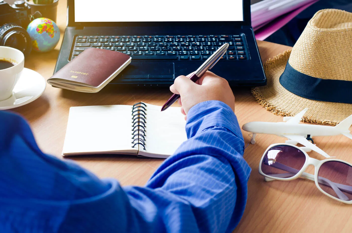 Previsioni e Strategie 10 Copywriting. Scrivere per Vendere ragazzo che scrive su un quaderno davanti al suo computer