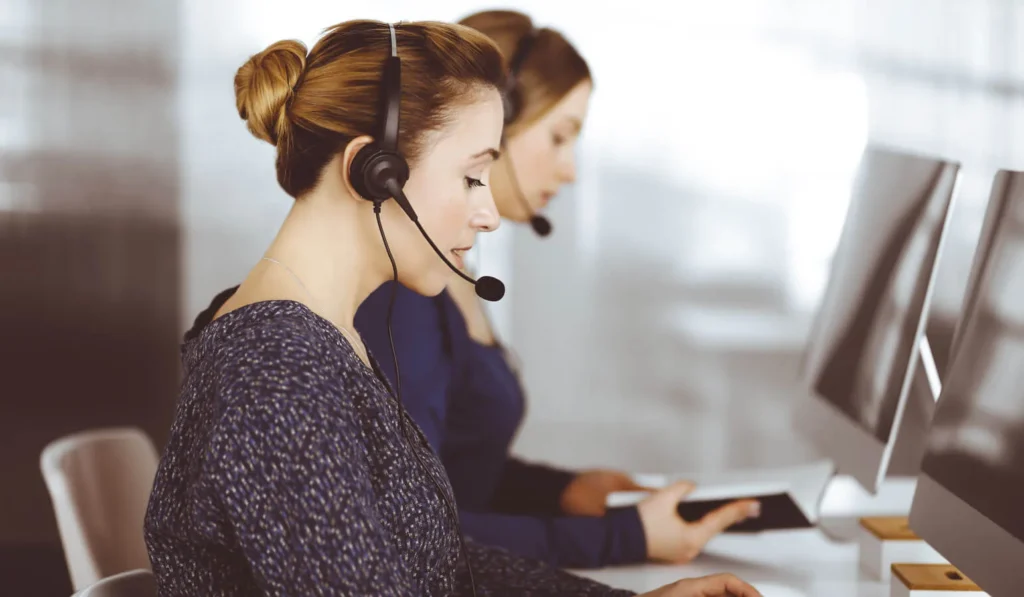 Innovazione nel Customer Service 3 Customer Service 2 ragazze al lavoro come call center