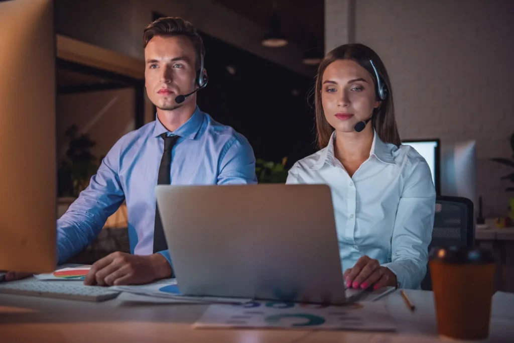 Innovazione nel Customer Service 8 Customer Service 2 ragazzi al lavoro come call center e customer service