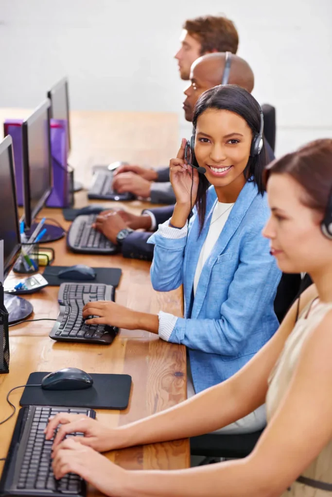 Innovazione nel Customer Service 1 Customer Service 4 giovani al lavoro davanti ai loro computer