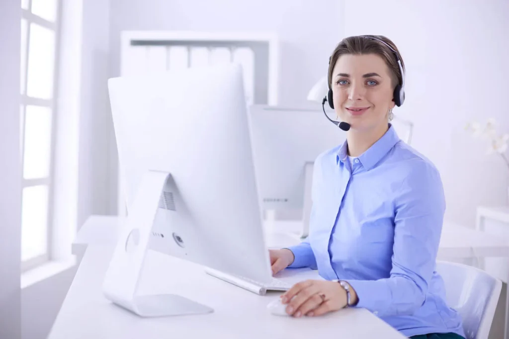Innovazione nel Customer Service 5 Customer Service ragazza al call center sorridente